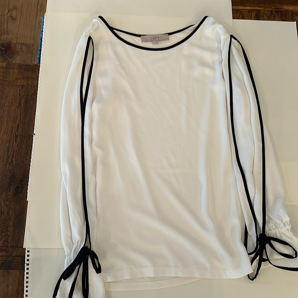 Like new white blouse with open sleeves